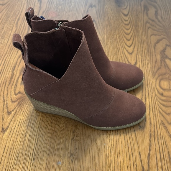 NWT TOMS Brown Suede Ankle Boots size 8 - Picture 2 of 4